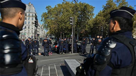 Frankreichweit sind rund 70.000 Polizeikräfte im Einsatz, um schwere Ausschreitungen und Plünderungen zu verhindern. 