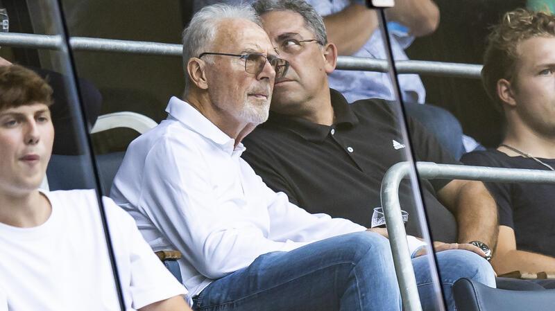 Beckenbauer-Doku: Politiker fordern Milde für den „Kaiser“ Franz Beckenbauer zuletzt im Jahr 2022 bei einem seiner selten gewordenen Stadionbesuche.