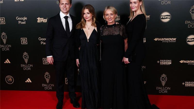 Beckenbauer bei Ballon-d’Or-Gala geehrt Franz Beckenbauers Familie reiste zur Ballon-d’Or-Gala in Paris.