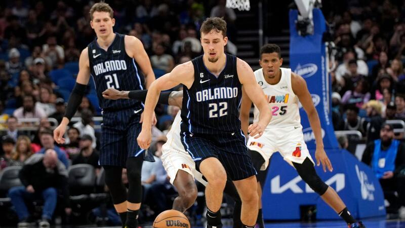Kindheitstraum wird wahr: Wagner-Brüder geben Playoff-Debüt Franz (M.) und Moritz Wagner (l) qualifizierten sich mit Orlando Magic für die NBA-Playoffs.