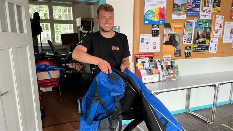 Handgranaten und schimmelige Klaviere: Ein Tag mit den Stader WEGräumern Franz Polifke packt mit an.