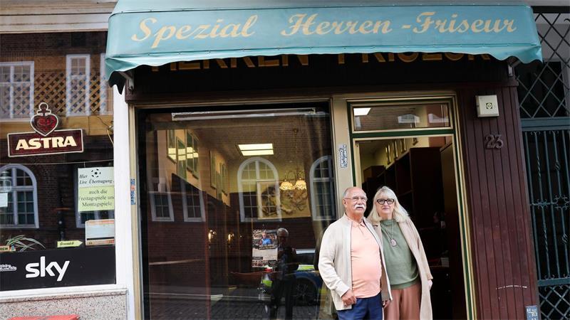 Franz Stenzel und Ute Bickeleit stehen vor dem „Spezial Herren-Friseur“. Schon 1906 gab es in der Davidstraße 23 einen Friseursalon.