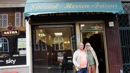 Franz Stenzel und Ute Bickeleit stehen vor dem „Spezial Herren-Friseur“. Schon 1906 gab es in der Davidstraße 23 einen Friseursalon.