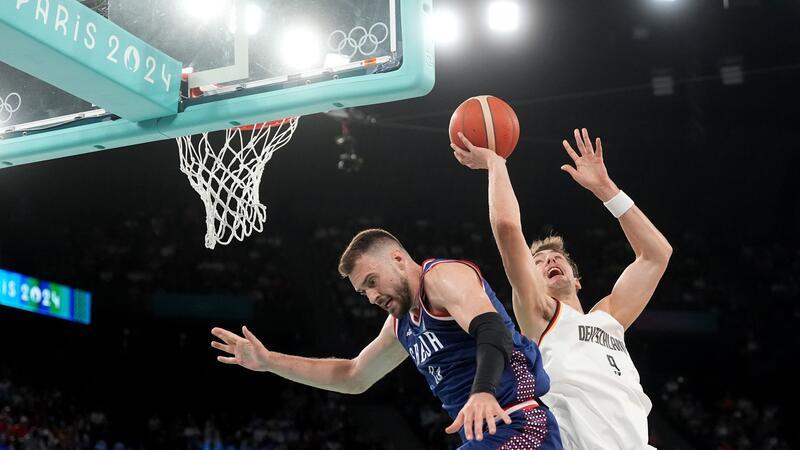Frust statt Freude: Basketball-Ära endet mit Enttäuschung Franz Wagner attackiert Serbiens Defensive.