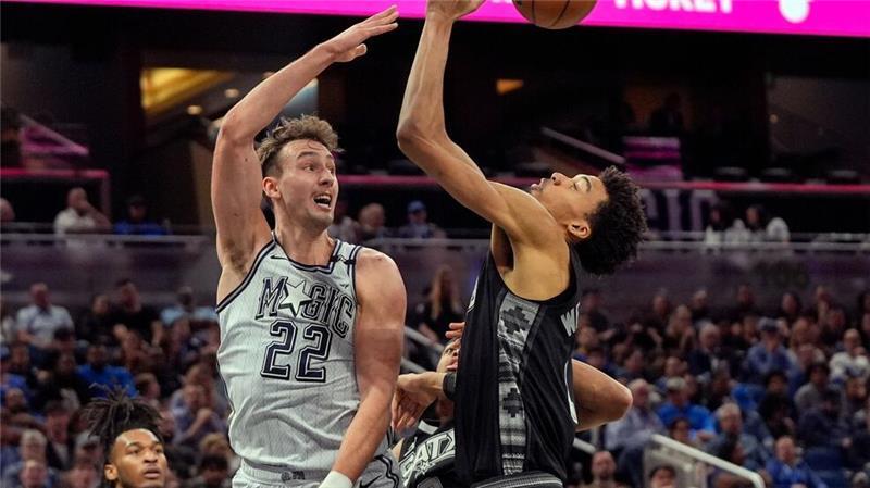 NBA: Wagner führt Orlando Magic zu knappem Sieg Franz Wagner (l) führte die Orlando Magic zum Erfolg gegen die San Antonio Spurs um Victor Wembanyama.