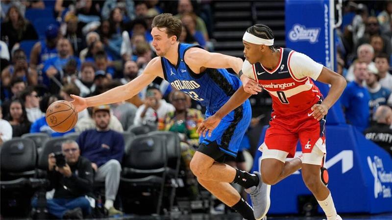 NBA: „Riesiger“ Schröder baut Siegesserie mit Detroit aus Franz Wagner (l) glänzte erneut als Topscorer für die Orlando Magic.