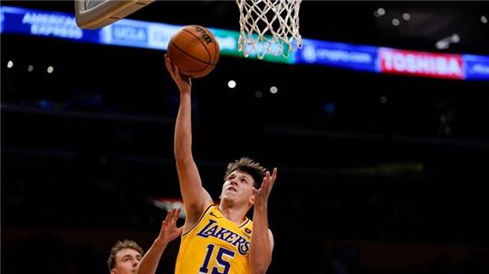 Franz Wagner (l) kommt gegen Lakers-Profi Austin Reaves zu spät.