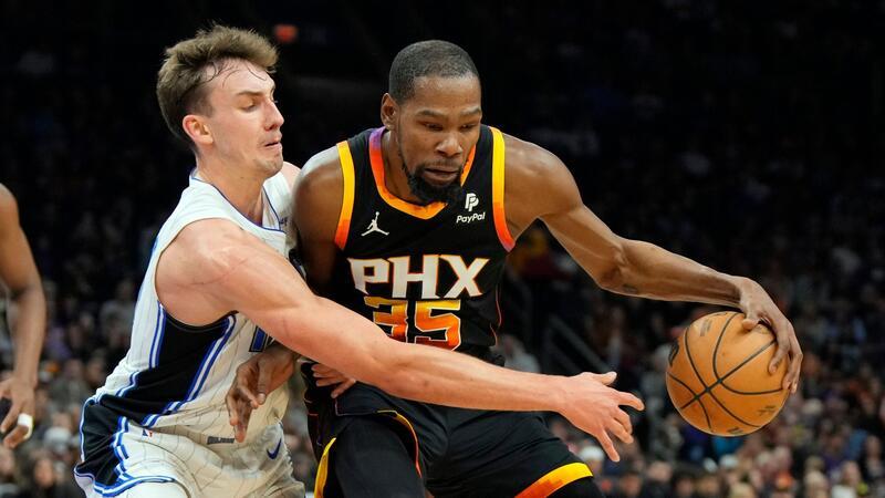 Franz Wagner (l) verteidigt gegen Suns-Starspieler Kevin Durant.