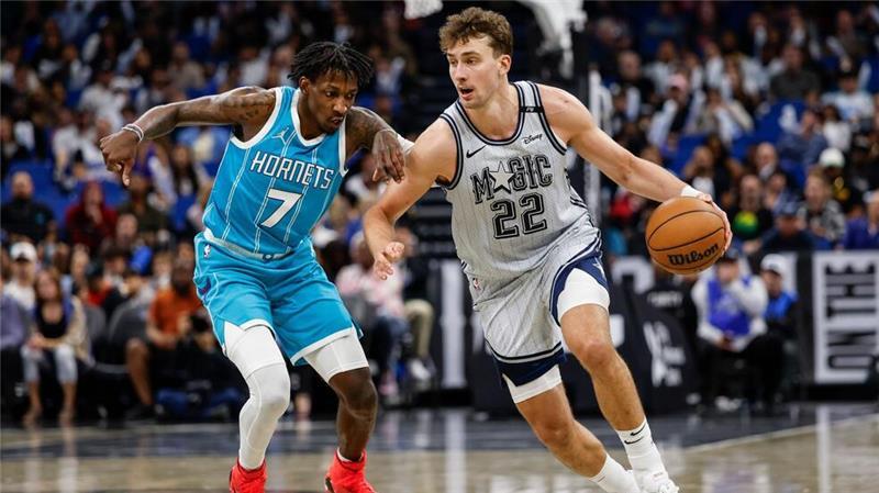 NBA: Lakers verlieren erstmals mit Doncic Franz Wagner (r) führte die Orlando Magic zu einem deutlichen Sieg gegen die Hornets.