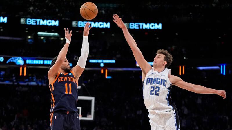 Rückschlag für die Wagner-Brüder in der NBA Franz Wagner (r) kann den Wurf von Jalen Brunson nicht verhindern.