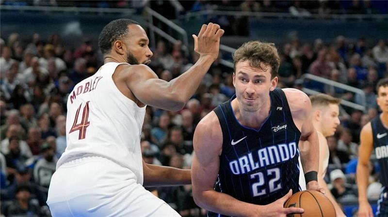 NBA: Doncic glänzt bei Wiedersehen mit Mavericks Franz Wagner (r) und Orlando gingen gegen Cleveland unter.