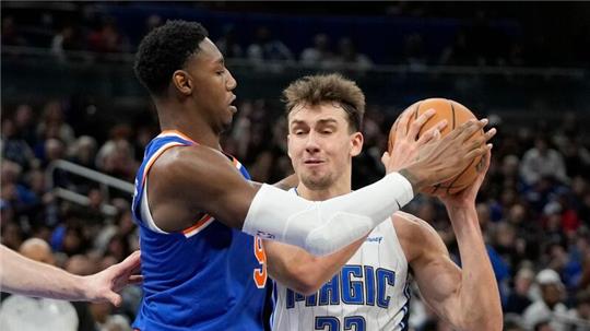 Franz Wagner (r) zieht gegen Knicks-Guard RJ Barrett zum Korb.