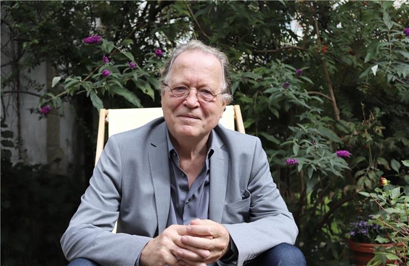 Franz Wittenbrink im Garten seines Hauses in St. Georg. Foto: Markus Lorenz