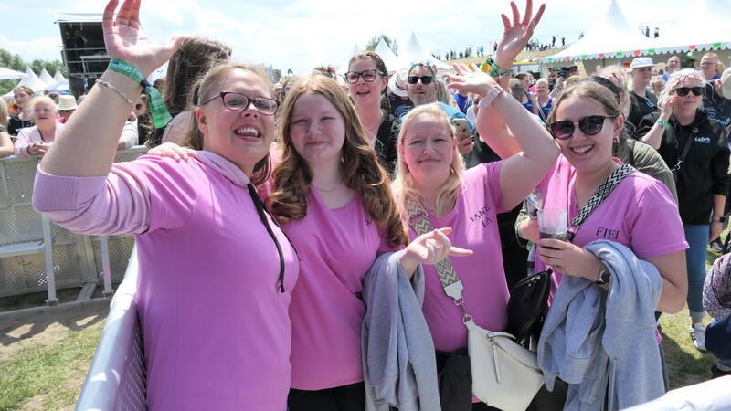 Ballermann-Stars beim Elbstrand-Festival: Diese Musiker kamen am besten an Franzi, Samantha, Bianca und Finja aus Dithmarschen sind zum ersten Mal beim Elbstrand Festival.