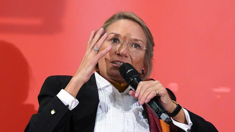 Rudolf Augstein wäre 100 Jahre alt geworden Franziska Augstein, Journalistin und Tochter des „Spiegel“-Gründers Rudolf Augstein, spricht während der Feierstunde im „Spiegel“-Verlagsgebäude.