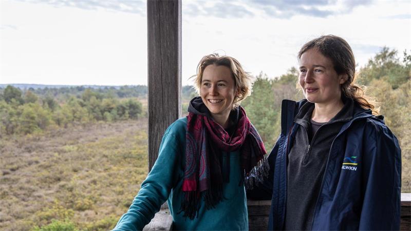 Franziska Braun (l) und Carla Rutsch sind angehende Moorspezialistinnen. 