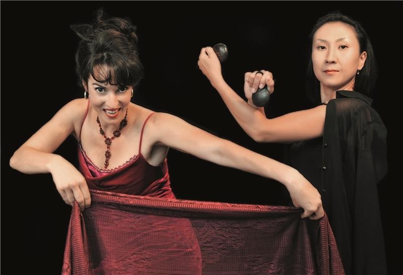 Franziska Dannheim und Jeong-Min Kim präsentieren die Oper Carmen ganz leger im Ehrenhof von Schloss Agathenburg. Foto: Vollmer