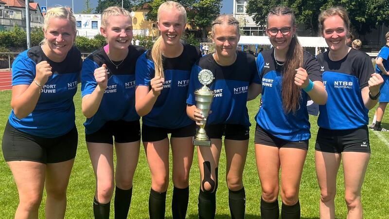 Landesauswahl gewinnt Deutsche Meisterschaft mit Talenten aus Region Franziska Eckhoff, Marike Brunkhorst, Lina Schomaker, Svea Poppe, Mara-Sophie Bartsch, Anne Vollmers (v.l.) sind neuer Deutscher Meister.