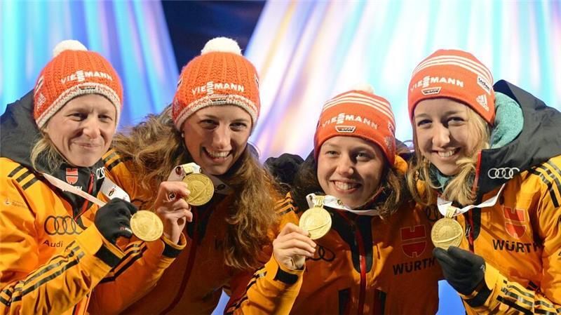 Franziska Hildebrand, Vanessa Hinz, Laura Dahlmeier und Franziska Preuß mit ihren Goldmedaillen 2015.