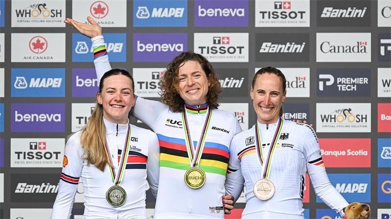 Sport am Wochenende: Bayern feiern in Tracht, Zverev jubelt Franziska Koch (r) freut sich über Bronze.