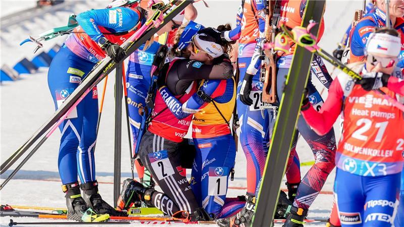 „Einfach irre“: Preuß gewinnt Gesamtweltcup mit Final-Drama Franziska Preuß tröstet Lou Jeanmonnot.