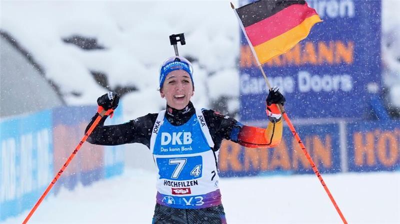 Biathletinnen begeistern: Staffel-Sieg und Gelbes Trikot Franziska Preuß überragte in Österreich.