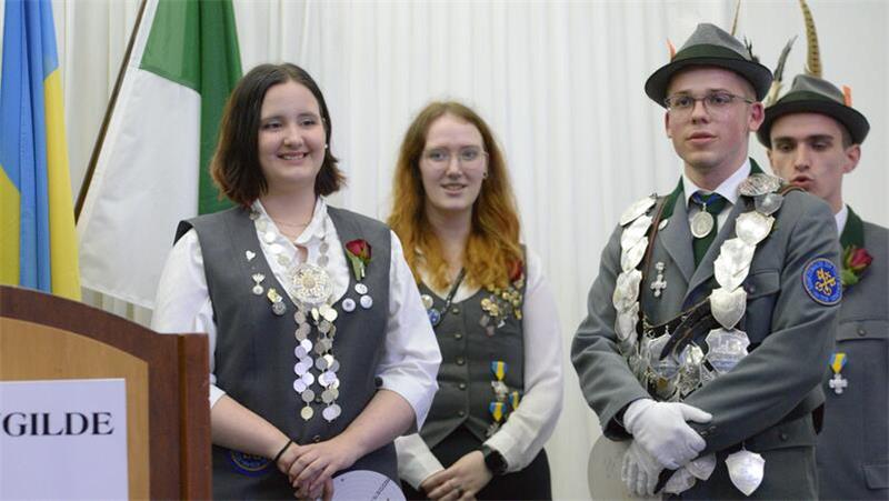 Franziska Velten (16) und Lutz Reinecke (21) haben bereits die Ketten als neue Buxtehuder Jungschützenmajestäten umgehängt bekommen.