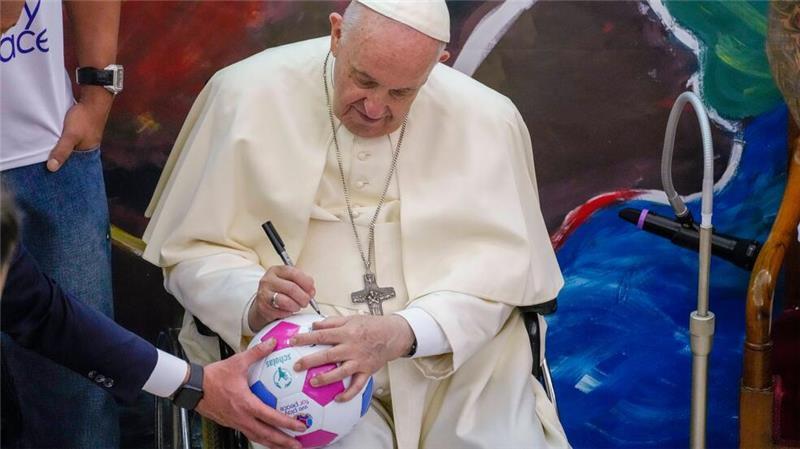 Attentate, Fußball und Tango: Papst Franziskus erinnert sich Franziskus ist begeisterter Fußball-Fan und berichtet von seinen Versuchen als Amateur-Fußballer in seiner Kindheit. (Archivbild)