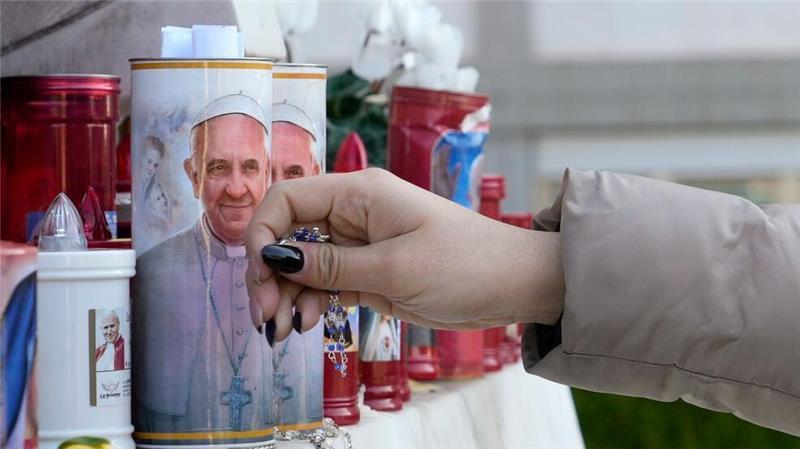 Vatikan: Zustand des Papstes „weiterhin kritisch“ Franziskus wird seit Freitag vergangener Woche in der Gemelli-Klinik stationär behandelt.