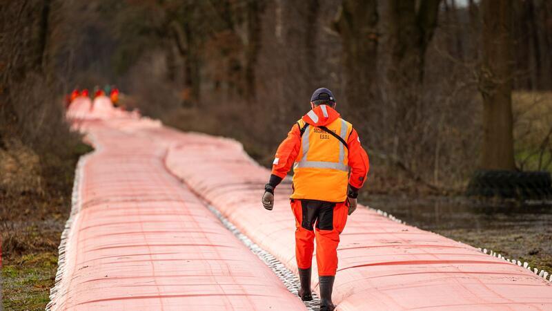 Scholz erneut im Hochwassergebiet: Kritik von Anwohnern Französische Hilfskräfte haben am Donnerstag zum Hochwasserschutz einen mobilen Deich in der niedersächsischen Gemeinde Winsen an der Aller aufgebaut.