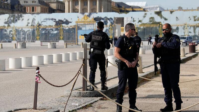 Französische Polizisten bewachen den Eingang des Schlosses von Versailles nach einem Sicherheitsalarm.