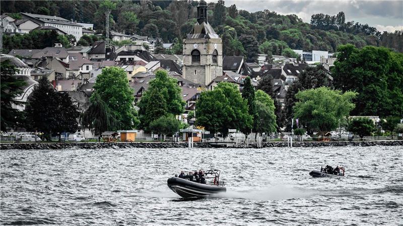 Französische Polizisten der Republikanischen Sicherheitskompanien (CRS - Compagnies republicaines de securite) patrouillieren mit Booten vor Evian auf dem Genfer See vor dem G7-Gipfel. 