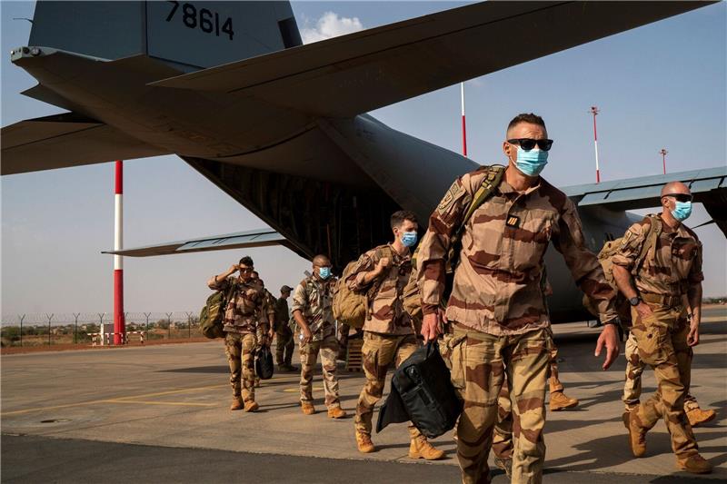 Wochenlanges Zögern: Frankreich zieht Truppen aus Niger ab Französische Soldaten in Niamey. Frankreichs Präsident Emmanuel Macron hat das Ende der militärischen Zusammenarbeit mit dem Niger verkündet.