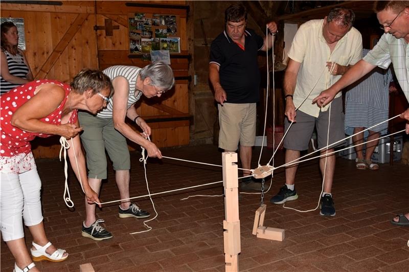 Franzosen und Deutsche ziehen an einem Strang: Ein Geschicklichkeitsspiel sorgte für viel Spaß. Fotos: Felsch