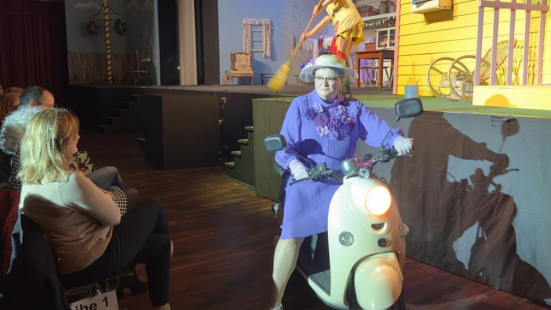 Elfjährige Ylva erobert als Pippi Langstrumpf die Herzen des Publikums Frau Prysselius (Katrin Hauschildt) ist auf dem Motorrad unterwegs - die Kleine Jorker Bühne nutzt bei ihrem neuen Stück die ganze Festhalle als Bühne.