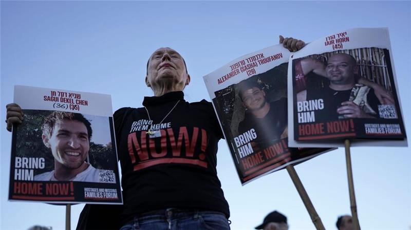 Frau demonstriert für israelische Geiseln vor ihrer Freilassung