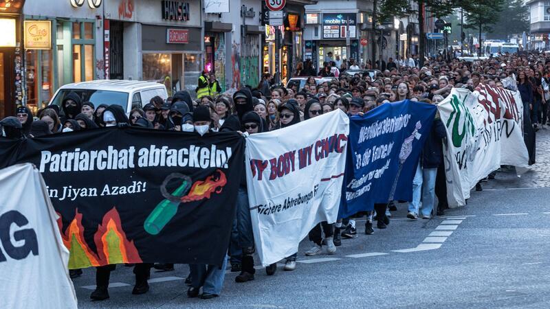 Linksextreme starten imn Schanzenviertel zur 1. Mai-Demo Frauen demonstrieren auf der traditionellen Walpurgisnacht-Demonstration unter dem Motto „Take back the Night“ durch das Schanzenviertel und St.Pauli.