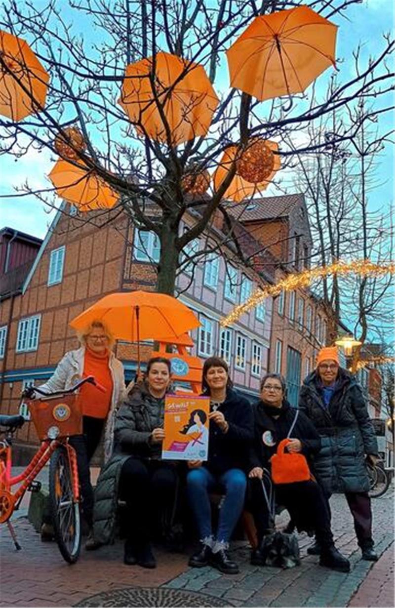 Frauen des Soroptimist International Club Stade, die Stader Gleichstellungsbauftragte Jacqueline Jugl und Mädchenpädagogin Catherine Bartl haben zu den Orange Days eine Installation in der Innenstadt aufgebaut.