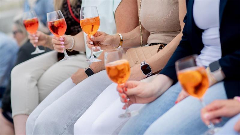 Frauen, die Aperol Spritz trinken - sieht man häufig in Deutschland. (Archivbild)