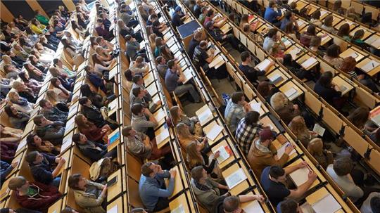 Frauen entscheiden sich öfter als Männer für eine weiter entfernte Hochschule.