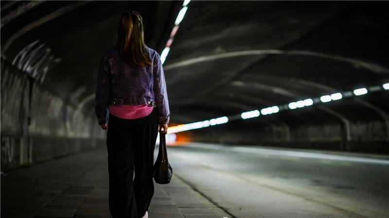 Wo Frauen sich unsicher fühlen - und wann sie Opfer werden Frauen fühlen sich im öffentlichen Raum häufiger unsicher als Männer.