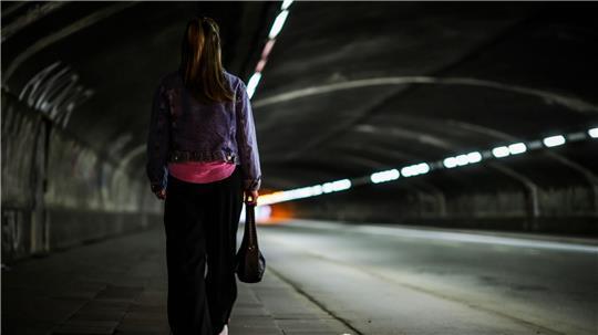 Frauen fühlen sich im öffentlichen Raum häufiger unsicher als Männer.