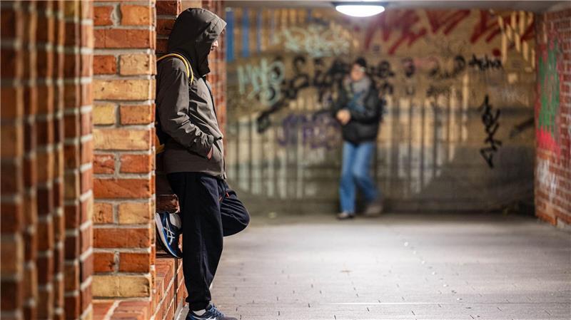 Frauen fühlen sich im öffentlichen Raum häufiger unsicher als Männer. 