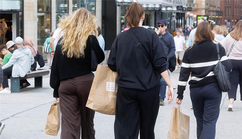 Reger Andrang beim zweiten verkaufsoffenen Sonntag in Hamburg Frauen gehen am Verkaufsoffenen Sonntag mit ihren Einkaufstaschen über den Rathausmarkt. Foto: Markus Scholz/dpa