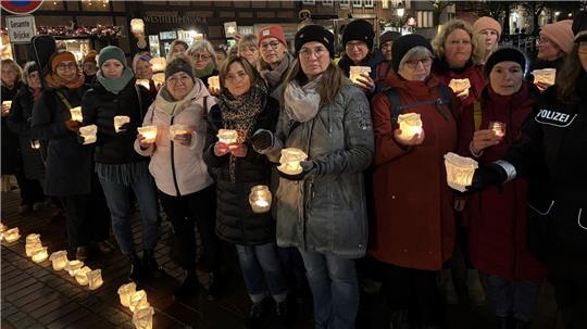 Frauen im Dezember 2024 bei der Mahnwache für eine Buxtehuderin, die von ihrem Partner verbrannt wurde. Das Annäherungsverbot hatte er ignoriert.