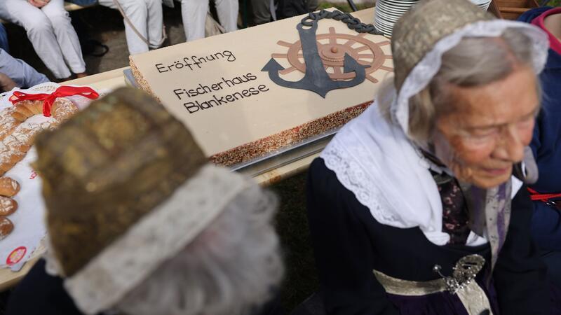 Fischerhaus Blankenese: Hamburgs ältestes Wohnhaus eröffnet Frauen in Trachten waren bei der Eröffnung dabei.