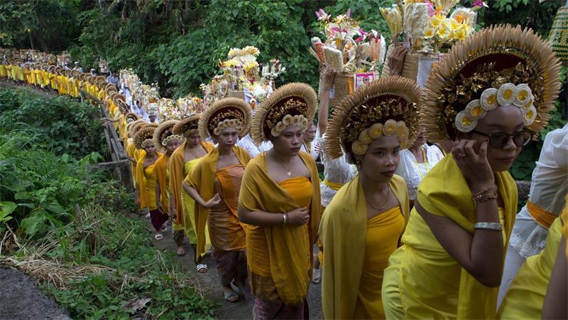 Frauen in traditioneller Tracht danken mit dem Ritual „Usaba Sri“ Gott für eine reichhaltige Ernte