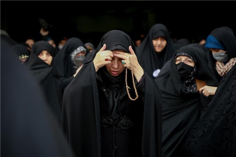 Über die Flucht in die Freiheit: So grausam leben Frauen im Iran Frauen mit Hijab verlassen das wöchentliche Freitagsgebet in einer großen Moschee im Iran. Es gilt eine strenge Kleidervorschrift für Frauen. Foto: picture alliance/dpa