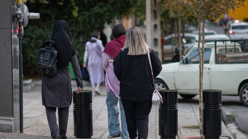 Frauen mit und ohne Kopftuch sind in Teheran unterwegs.