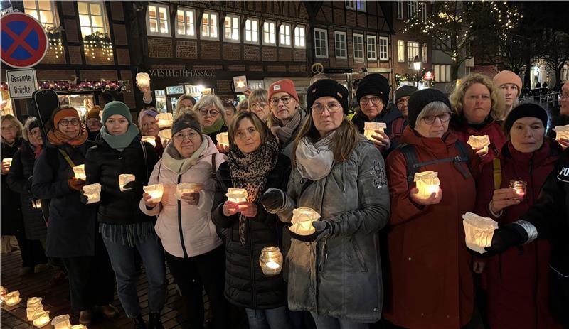 Nach Mord an einer Frau in Buxtehude: 70 Menschen bei Mahnwache am Fleth Frauen nehmen in Buxtehude an der Mahnwache zum Gedenken einer getöteten Mitbürgerin teil. Mit Teelichtern in den Händen bilden sie eine Lichterkette.